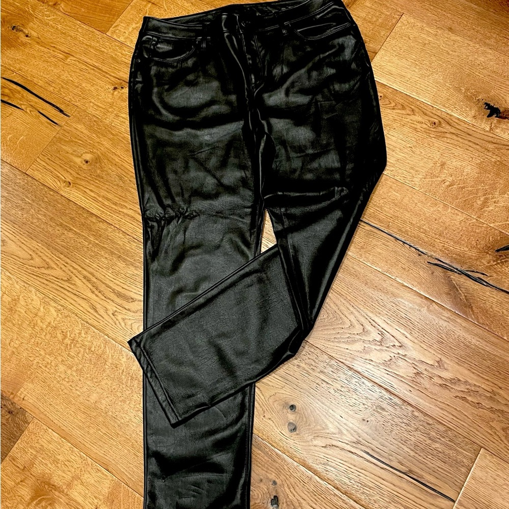 CHICO’S SOFT BUTTERY LEATHER LOOKS SO REAL